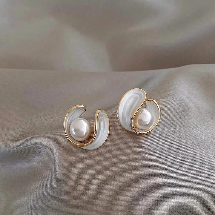 Luxe oorbellen met witte opaal en parels in goud