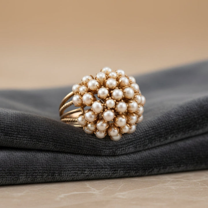 Klassieke gouden ring met ingelegde parel