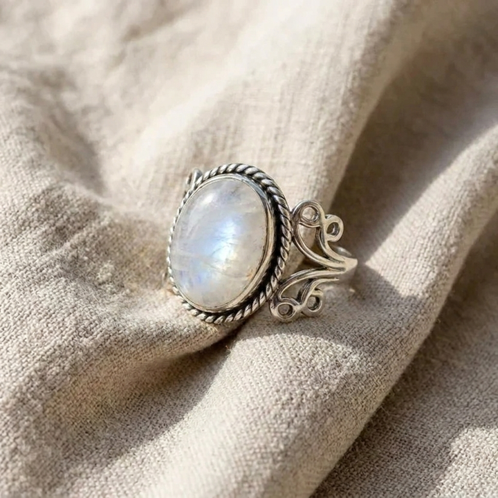 Ring met ovale maansteen en krulband