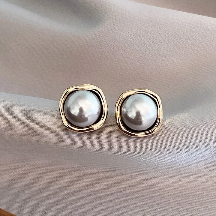 Elegante oorbellen met zwarte parel